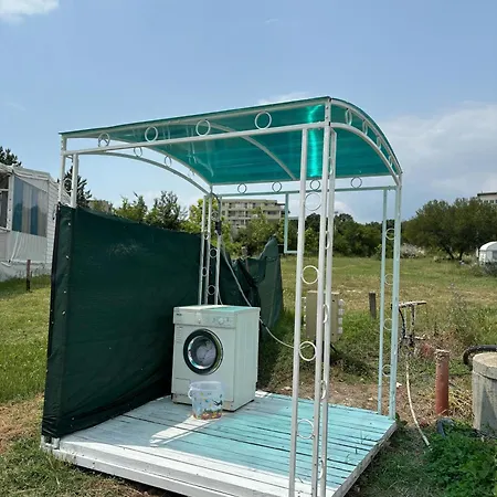 каравана рапунцел - Rapunzel Caravan Campsite